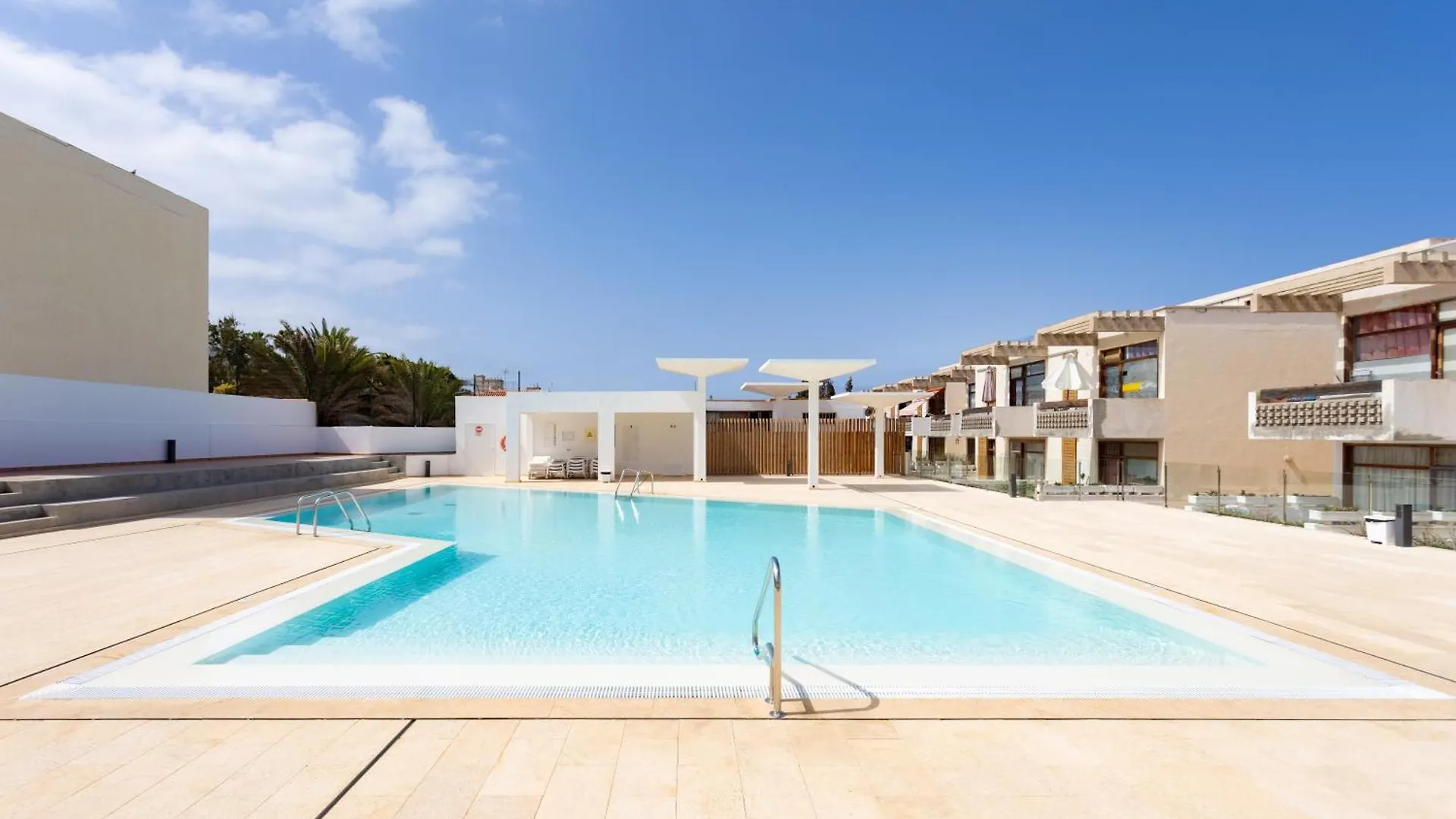 דירה ארונה Home2Book Sunlit Apt, Pool & Terrace, Las Americas